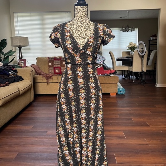 Forever 21 Dresses & Skirts - Sexy Long Floral Dress (v-neck)